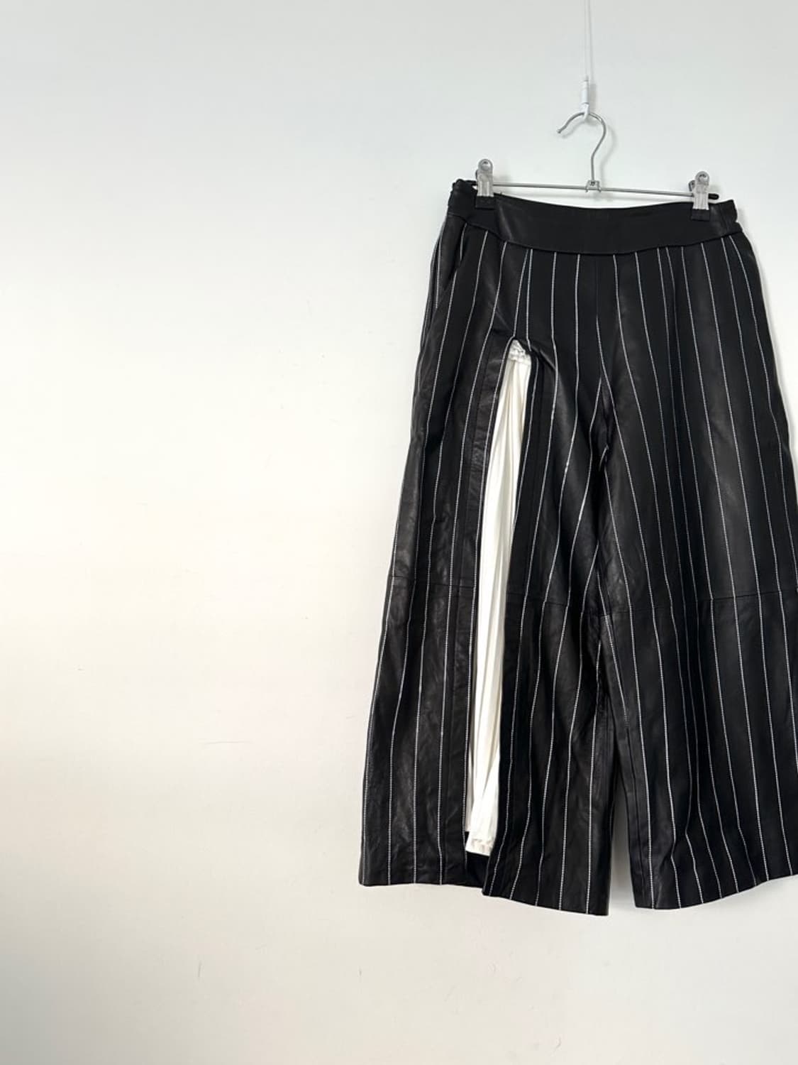 Stripe pleats mix leather capri pants 상품이미지2
