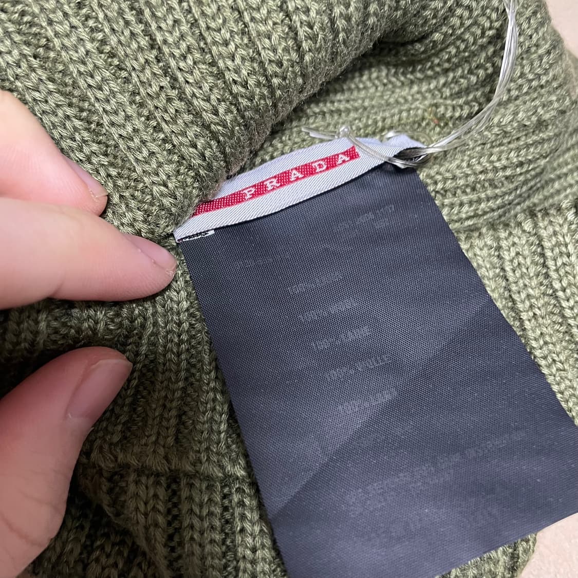 프라다 스포츠 레드 탭 비니 올리브 (미착용 새상품) 상품이미지3