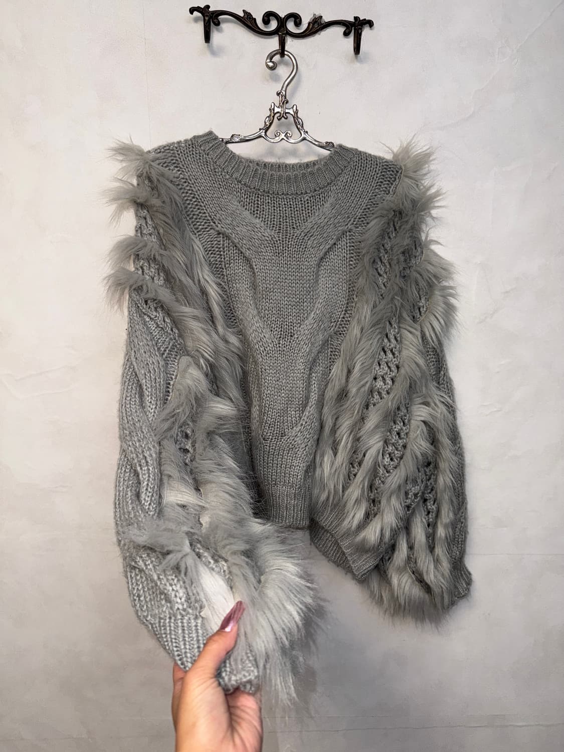Gray grunge fur trimming over knit 상품이미지2