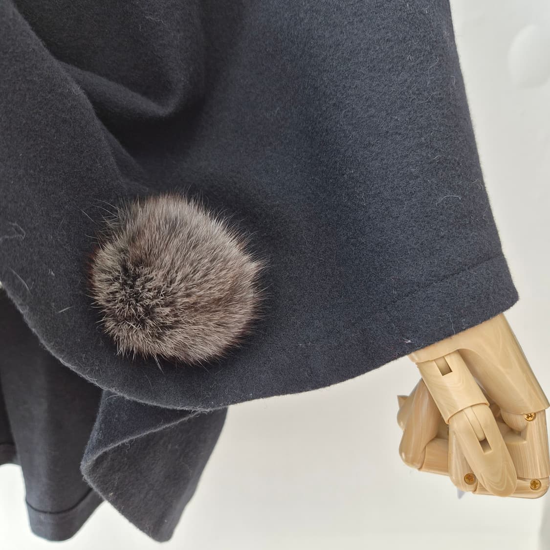 울 케이프핏 빅카라 폼폼 블랙 코트 상품이미지6