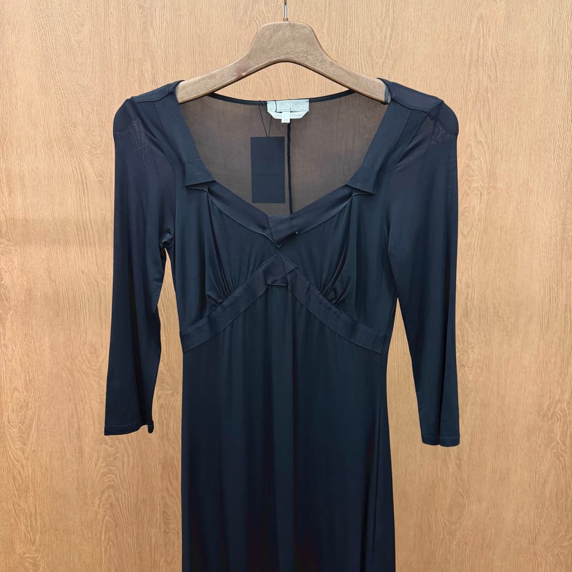 막스마라 브이넥 7부 미디 원피스 리본 밴드 크로스 패널 디테일 블랙 상품이미지4