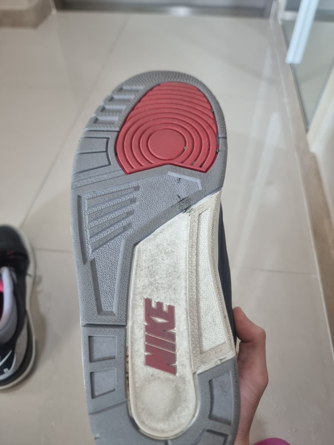 조던 3 블랙시멘트 레트로 280사이즈 입니다!
2024년 스니커헤드들의 상품이미지8