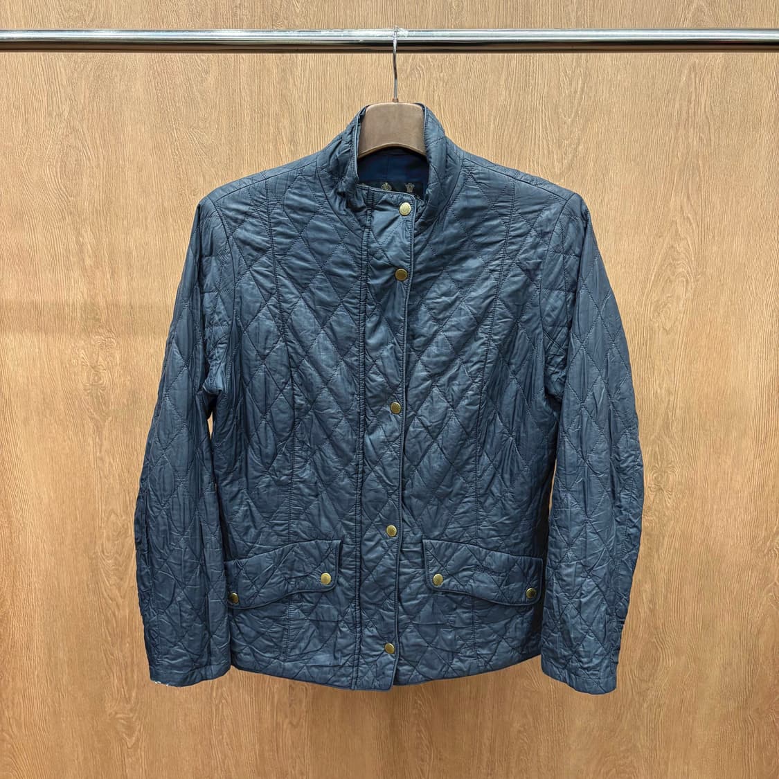 바버 퀄팅 자켓 스탠드 카라 플랩 포켓 디테일 레귤러핏 그레이 상품이미지2