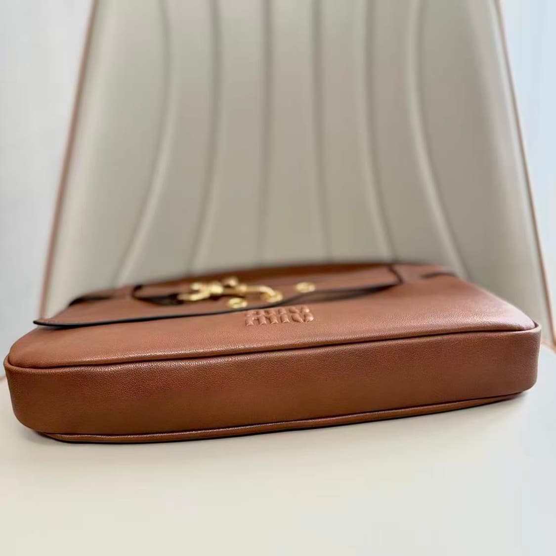 미우 미우 아벙츄어 나파 레더 백 꼬냑 상품이미지3