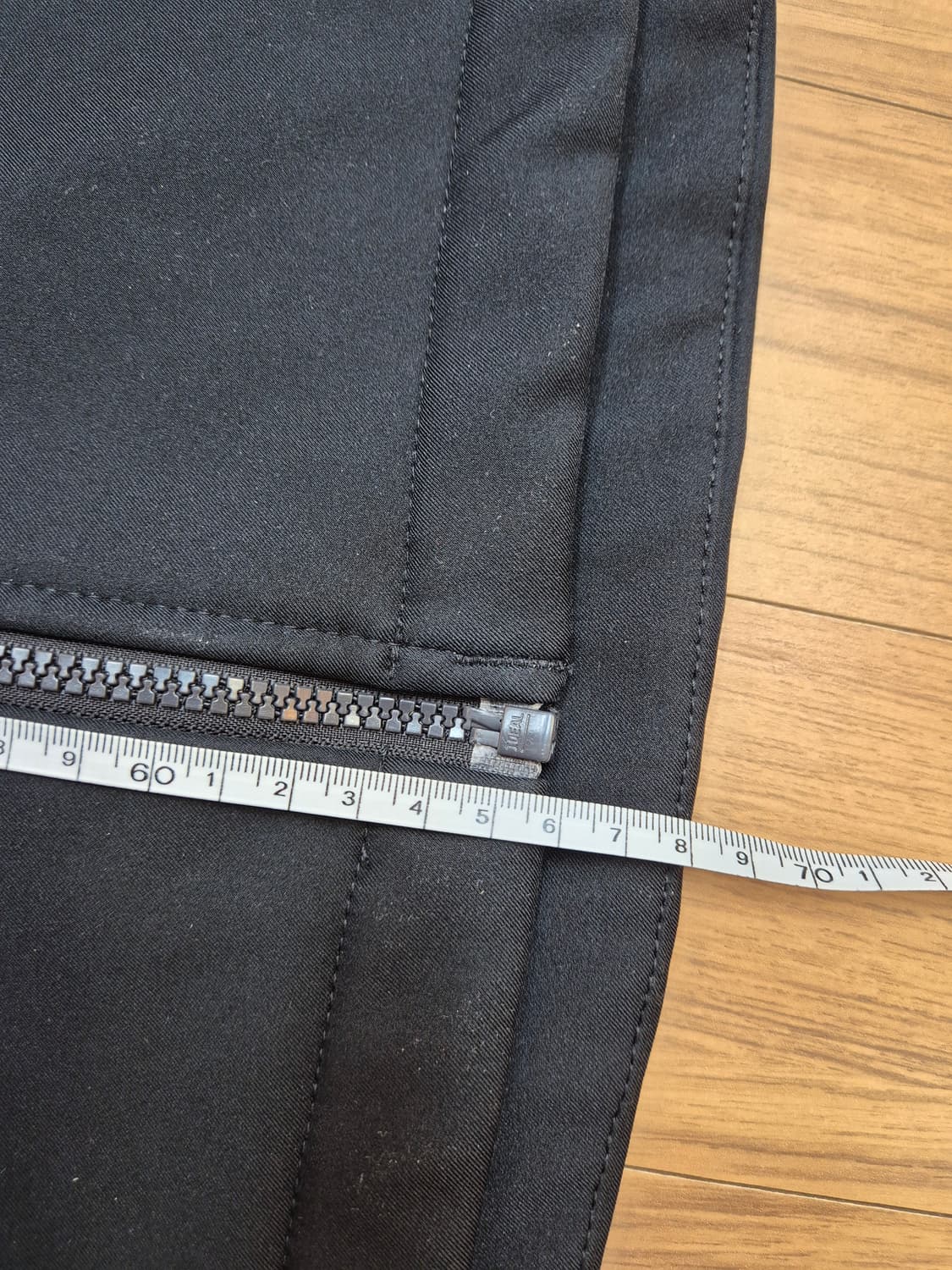 블랙 색상의 컬럼비아 등산 자켓 M사이즈입니다. 100% 폴리에스터 소재 상품이미지3