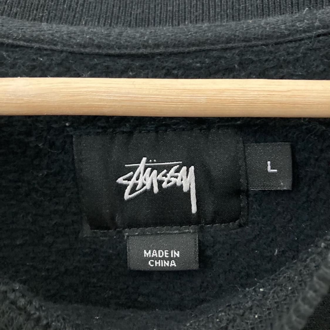 스투시 블랙 스몰로고 자수 맨투맨 상품이미지3