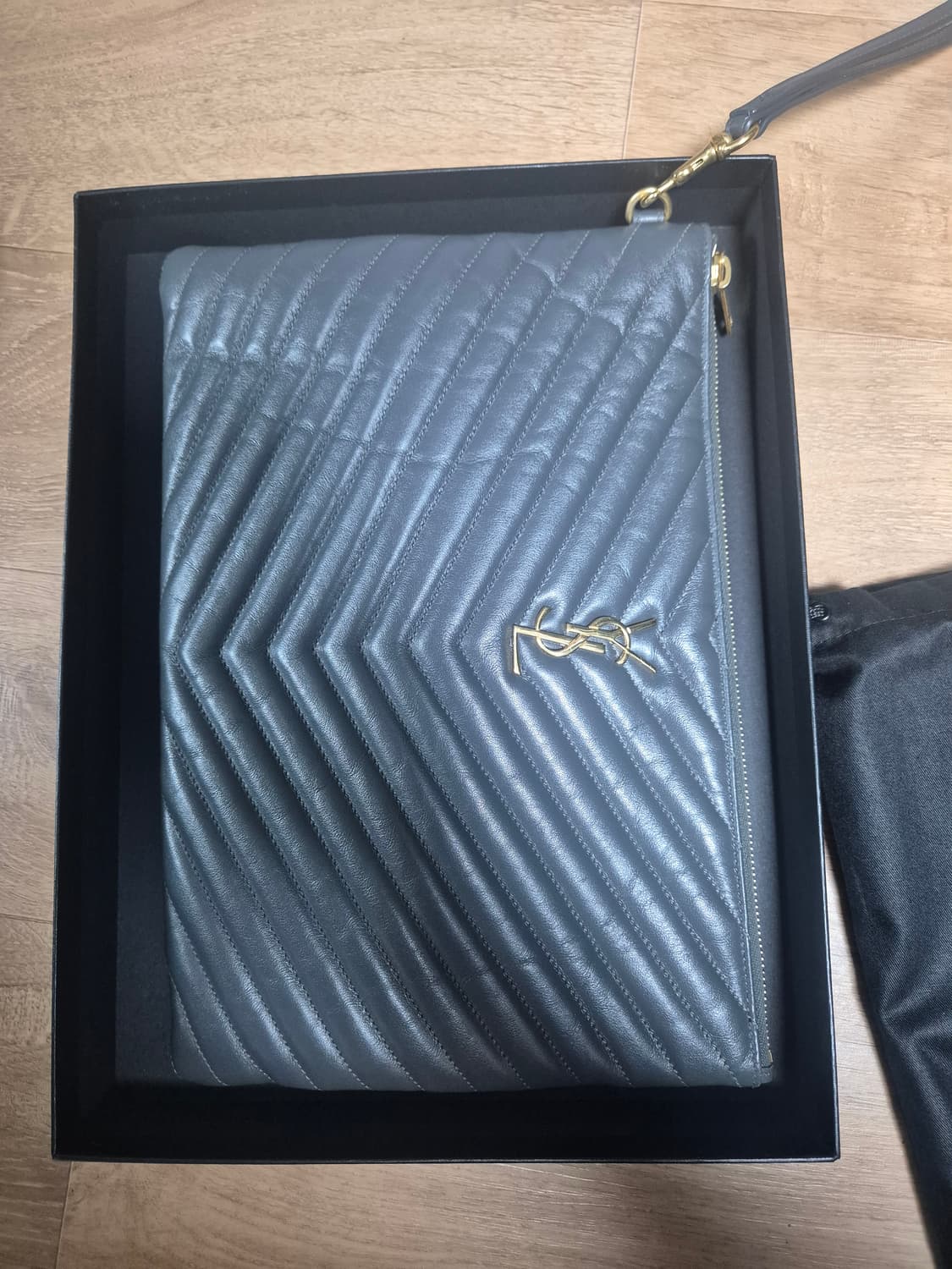 생로랑 마들라세 클러치 회색 상품이미지2