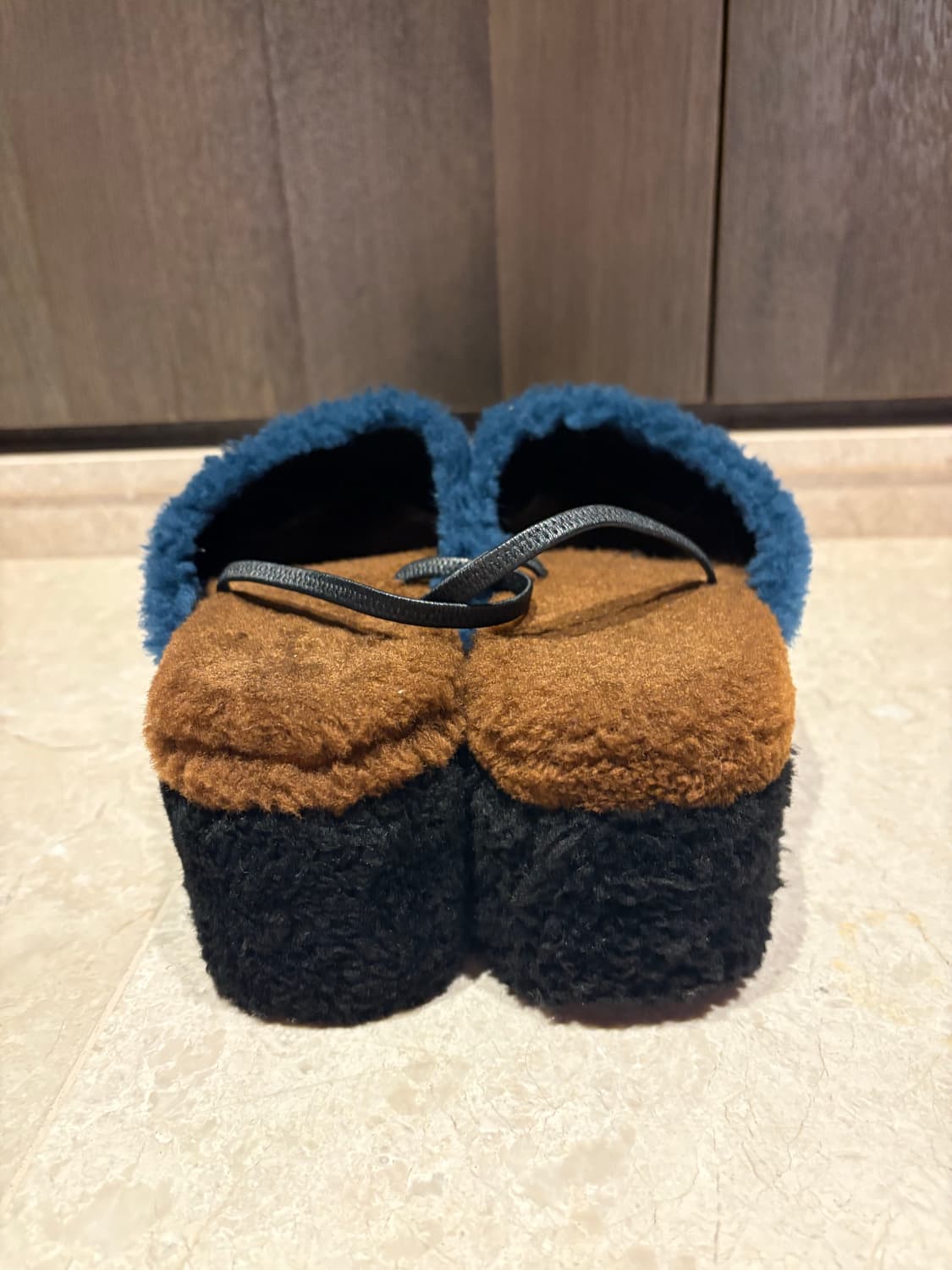 블루 시어링 소재의 펜디 FENDI 플랫폼 슬라이드 샌들 상품이미지3