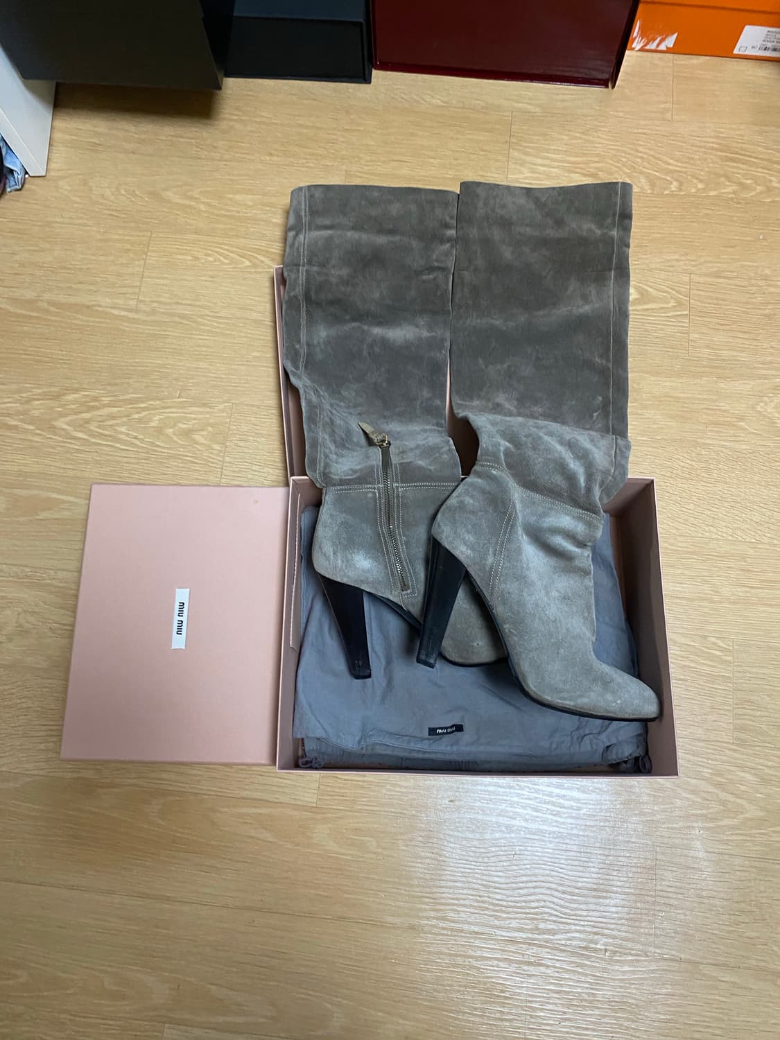 미우미우 정품 회색 스웨이드 부츠 10센치 사이즈 38.5 상품이미지1