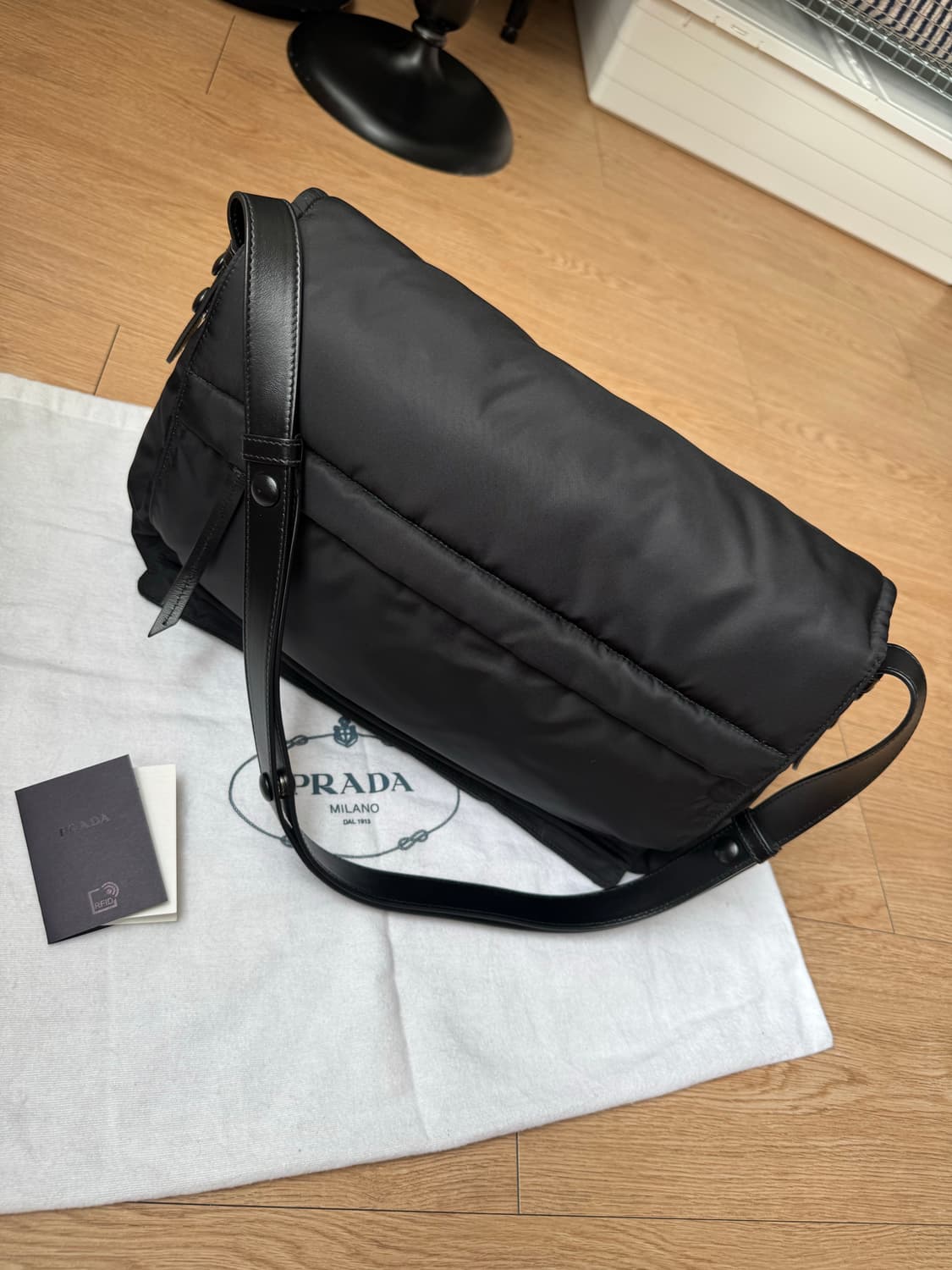 [S급/25년식] 프라다 리나일론 패딩 숄더백 라지 (맥북수납/NFC칩) 상품이미지2