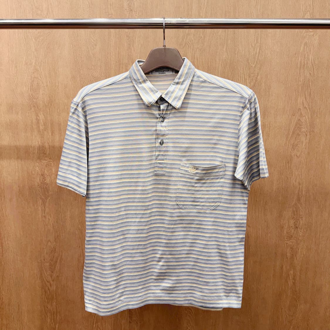 지방시 젠틀맨 스트라이프 카라 반팔 티셔츠 가슴포켓 디테일 상품이미지2