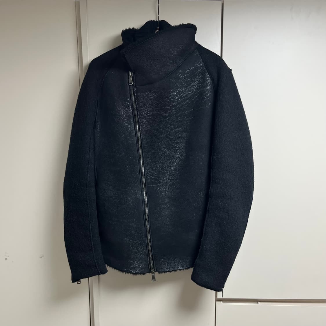 트랜짓 사선 하이넥 램스킨 무스탕자켓 상품이미지1