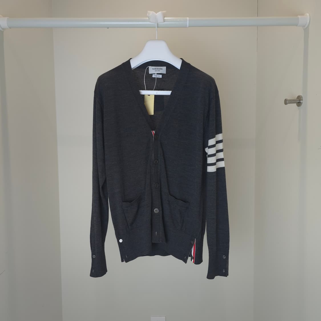 [중고/정품] 톰브라운 메리노 울 사선 완장 가디건 상품이미지1