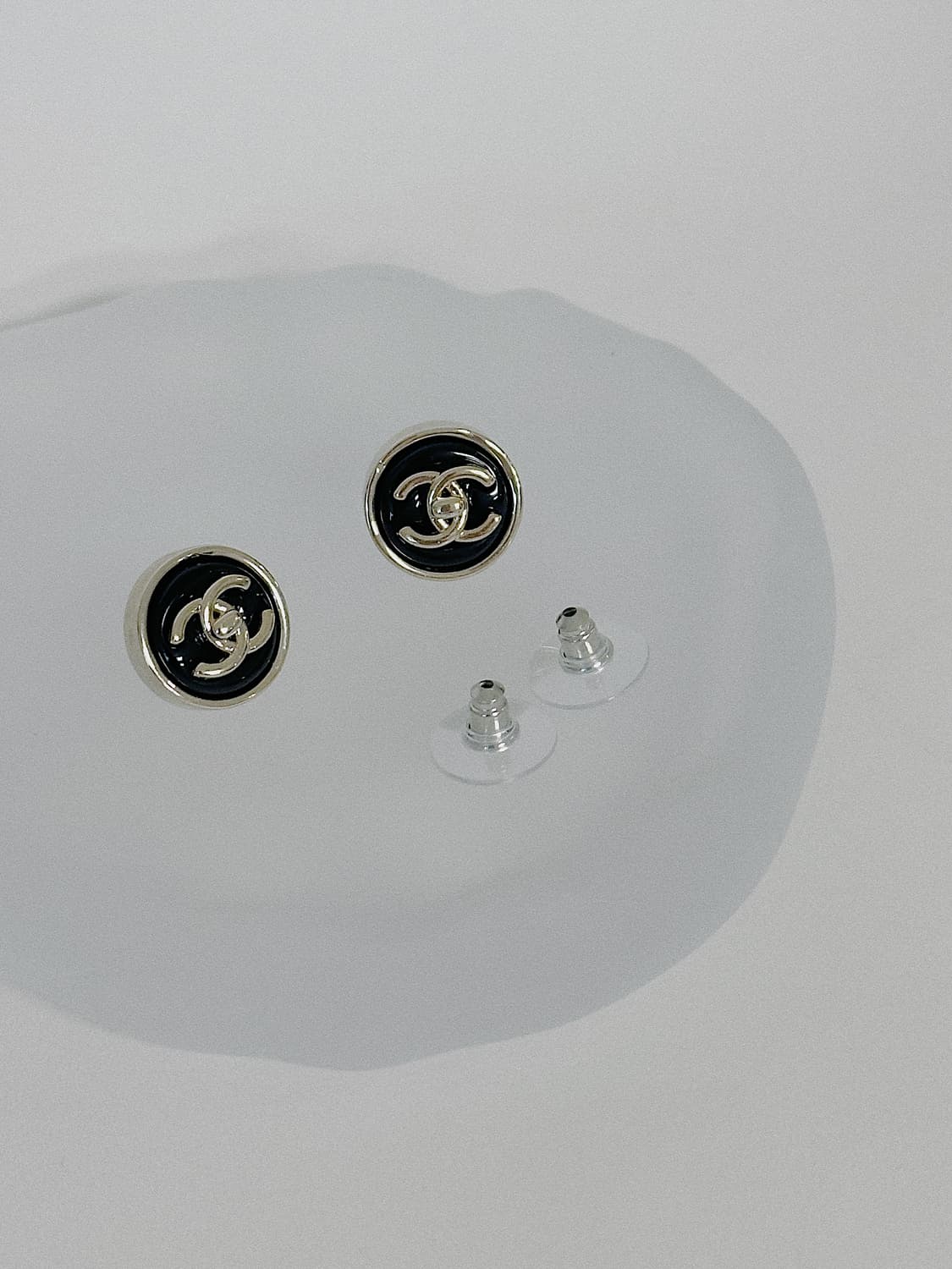 샤넬 턴락 버튼 블랙 귀걸이 상품이미지3