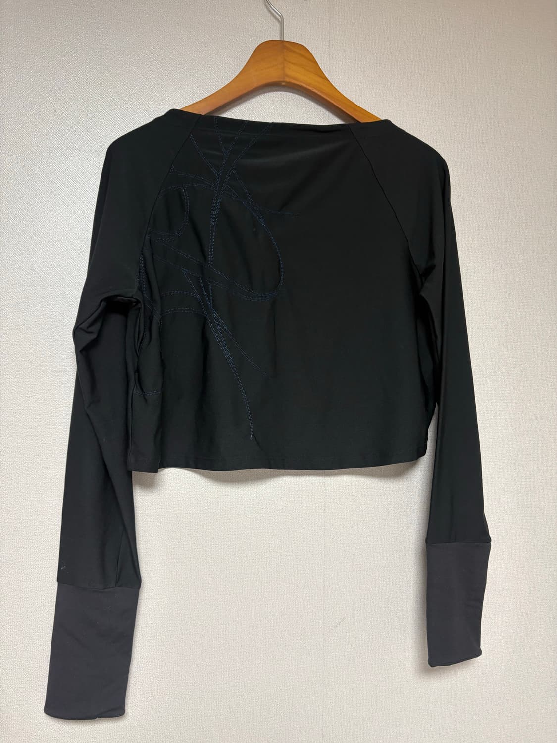 나이키 블랙 긴팔 크롭 티셔츠 나이키티 커버업 자수티 상품이미지5