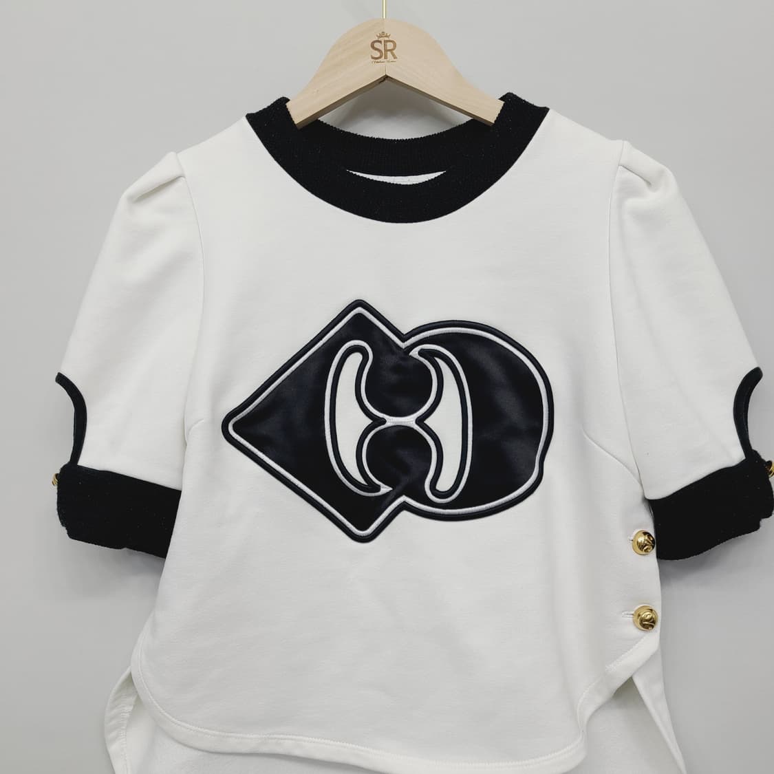 럭키슈에뜨 로고 자수 언발 버튼 맨투맨 (38) 상품이미지3