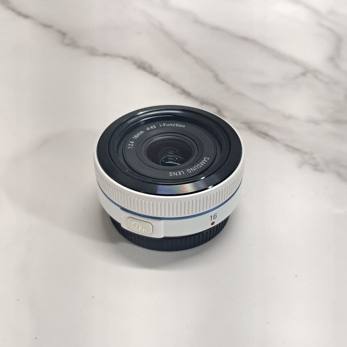 상태 좋은 삼성 16mm 미러리스 단렌즈 F2.4 상품이미지1