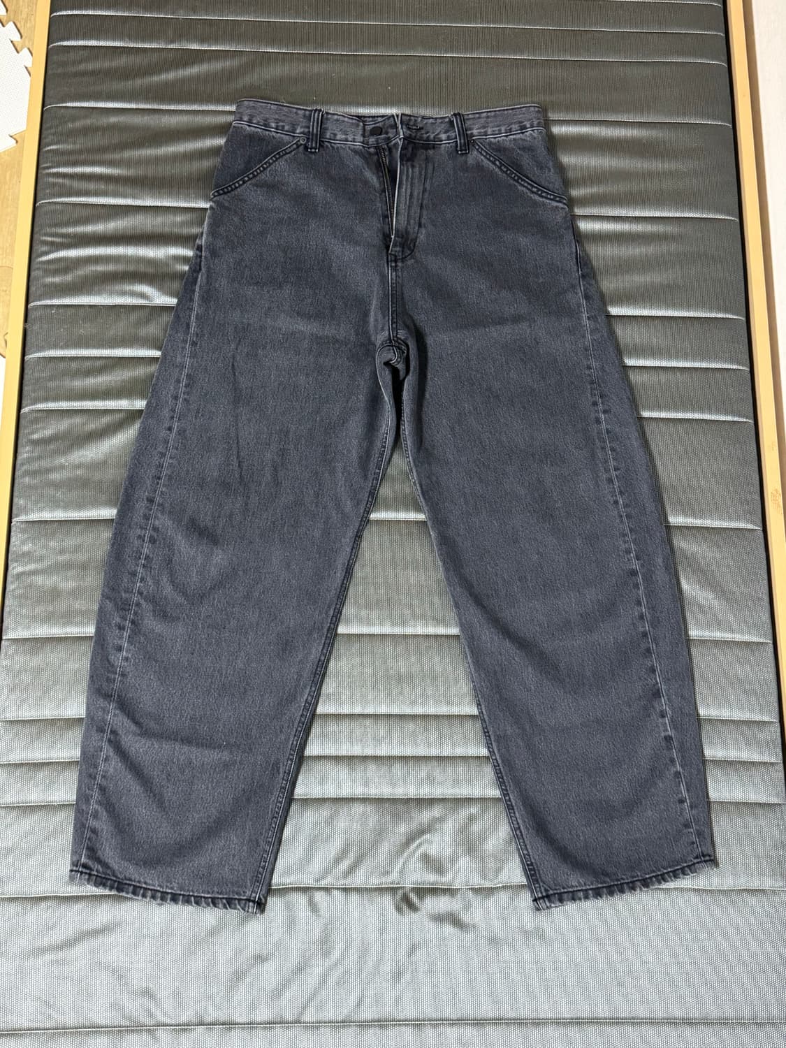 해칭룸 와이드 커브드진 Curve Jeans Washed Black 상품이미지2