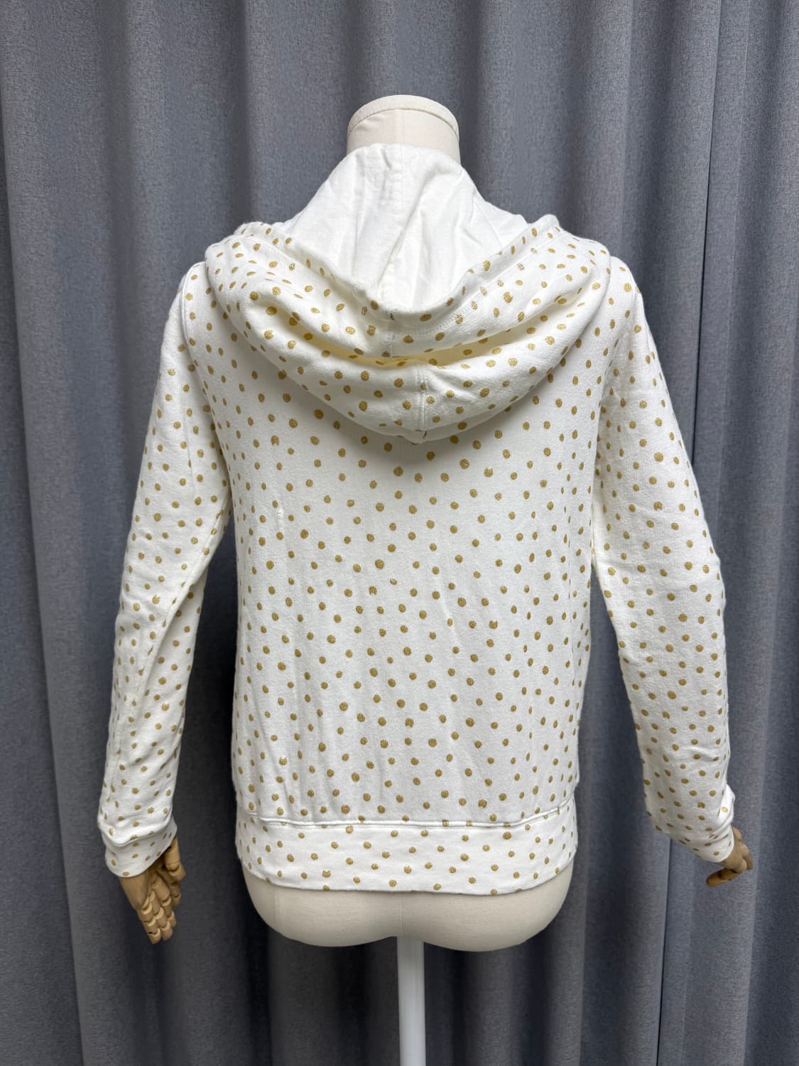 츠모리 치사토 화이트 & 골드 도트 패턴 후드 집업 상품이미지2