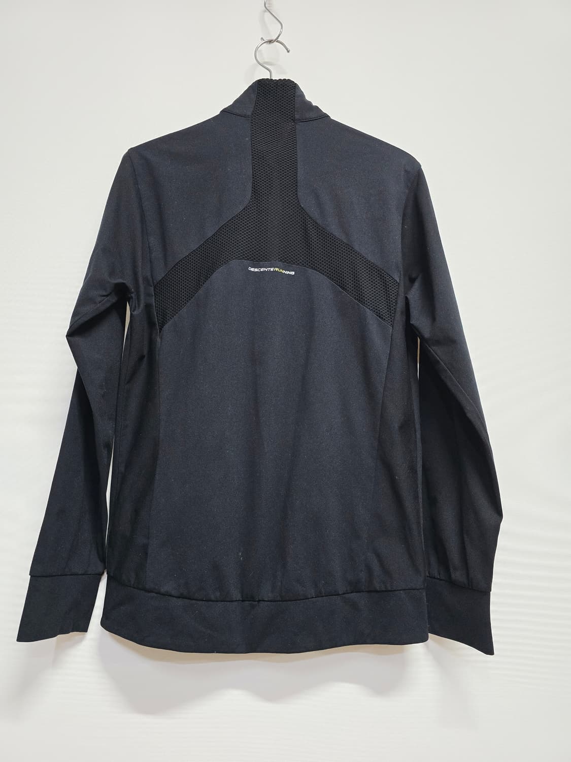 데상트 블랙 메쉬 트랙 자켓100 상품이미지5