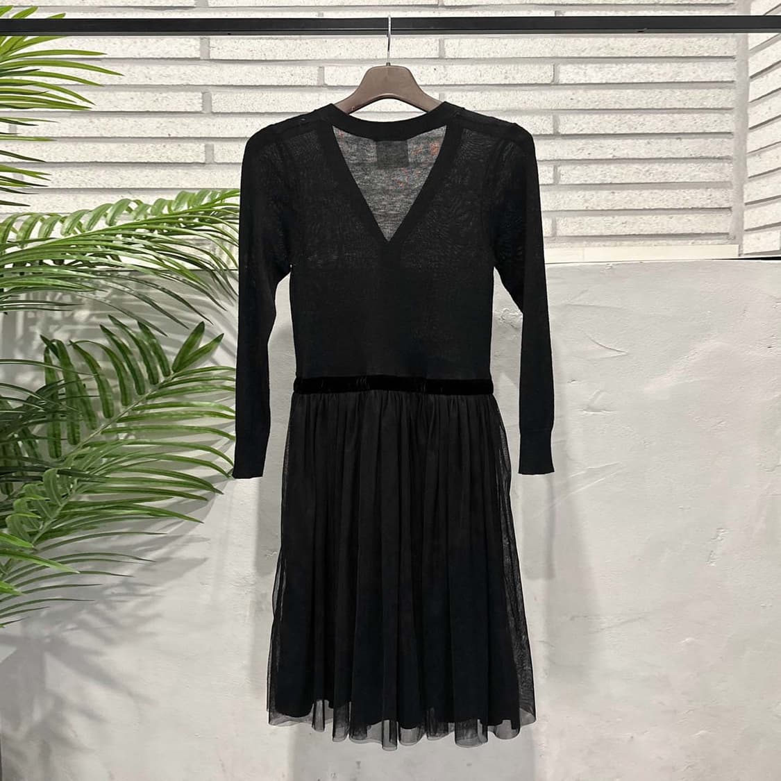 레이 빔즈 원피스 브이넥 시스루 니트 탑 쉬폰 플리츠 리본 디테일 블랙 상품이미지3