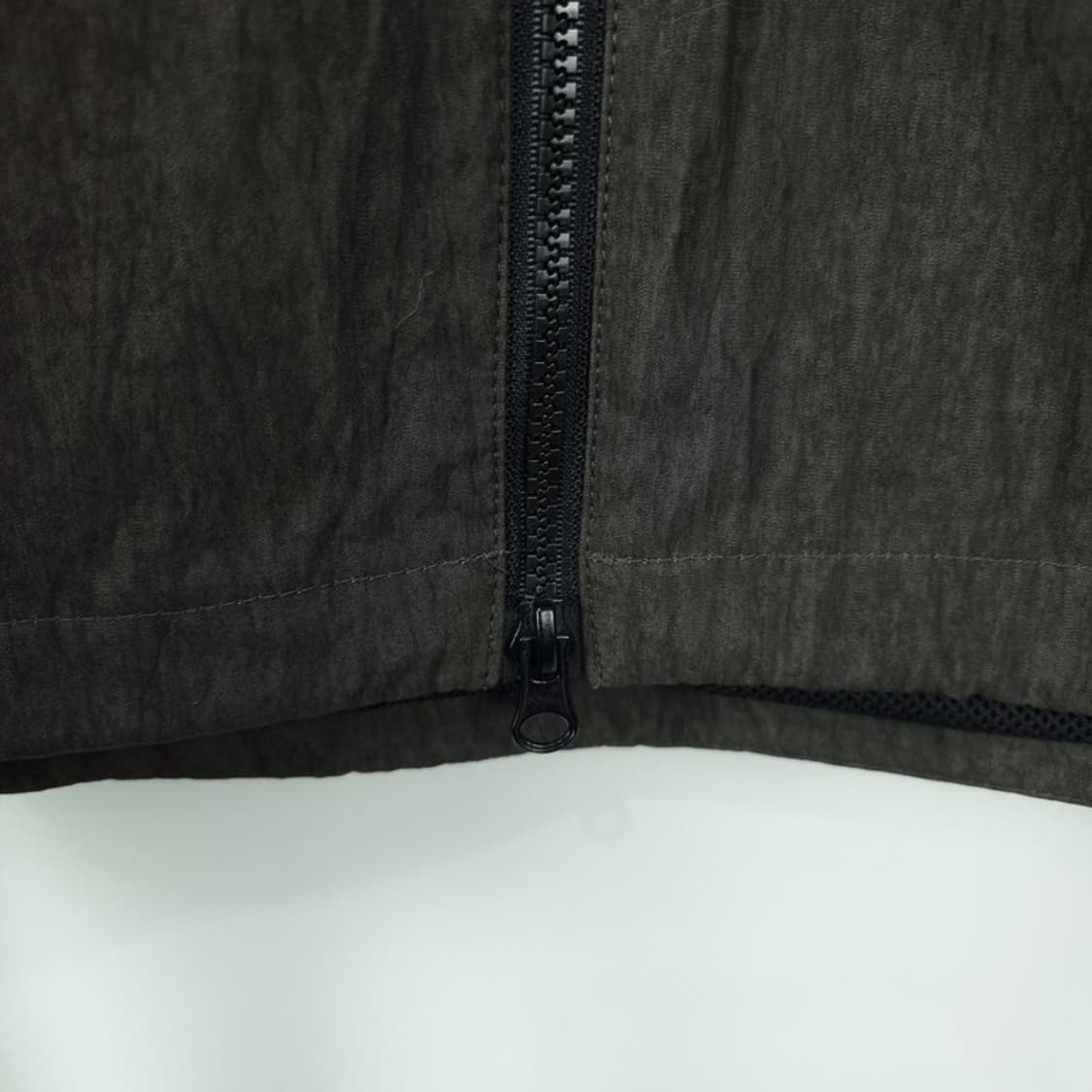 [크럼프] 오버핏 링클 나일론 후드 바람막이 자켓 딥카키 M18791 상품이미지6