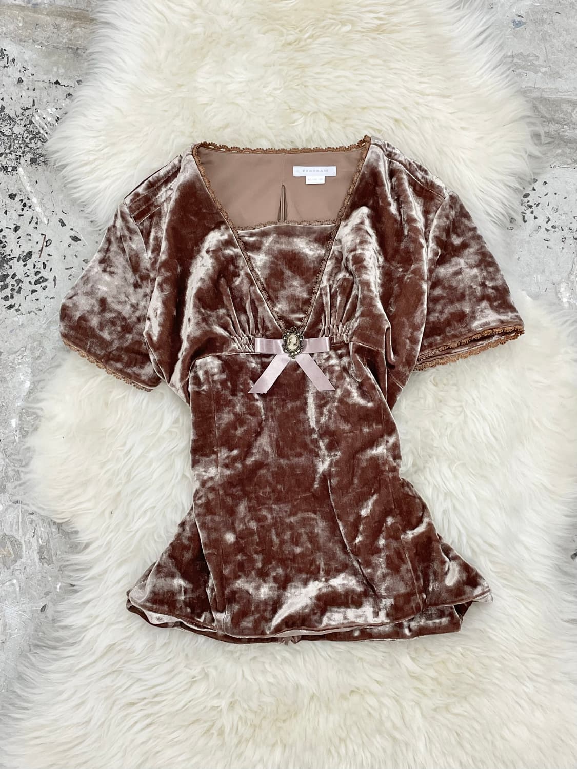 르네상스 엔틱 카메오 벨벳 탑 상품이미지1