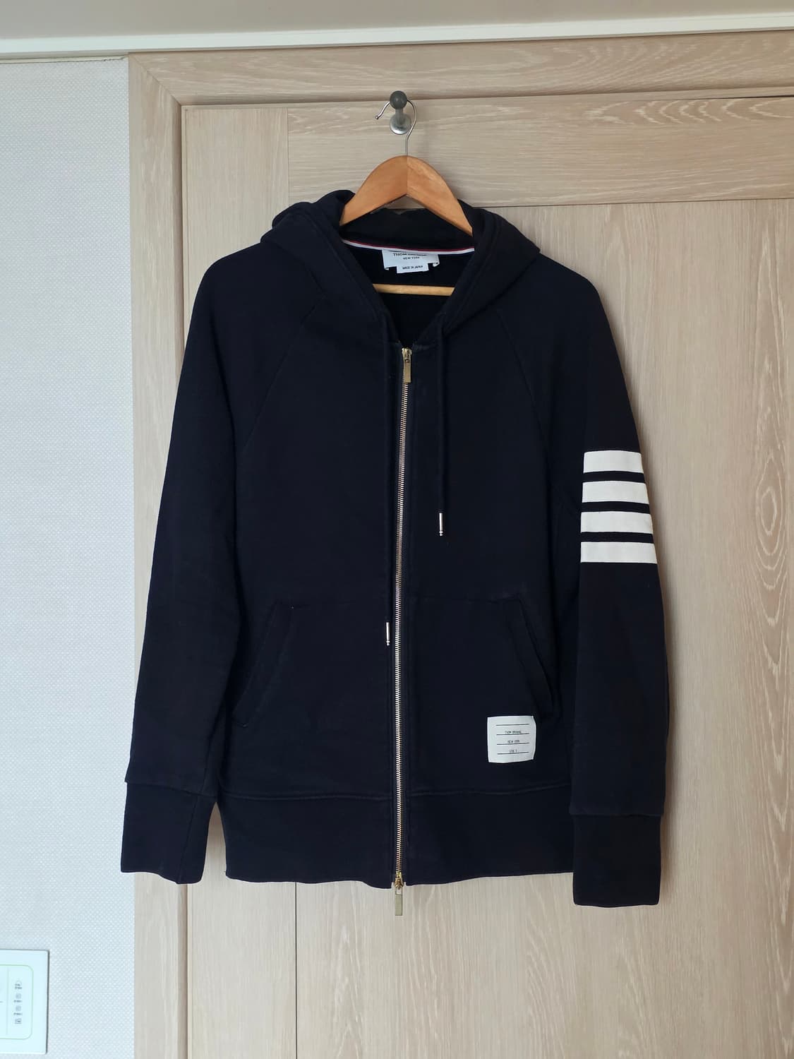 [5사이즈] 톰브라운 사선완장 금장 후드 집업 상품이미지1