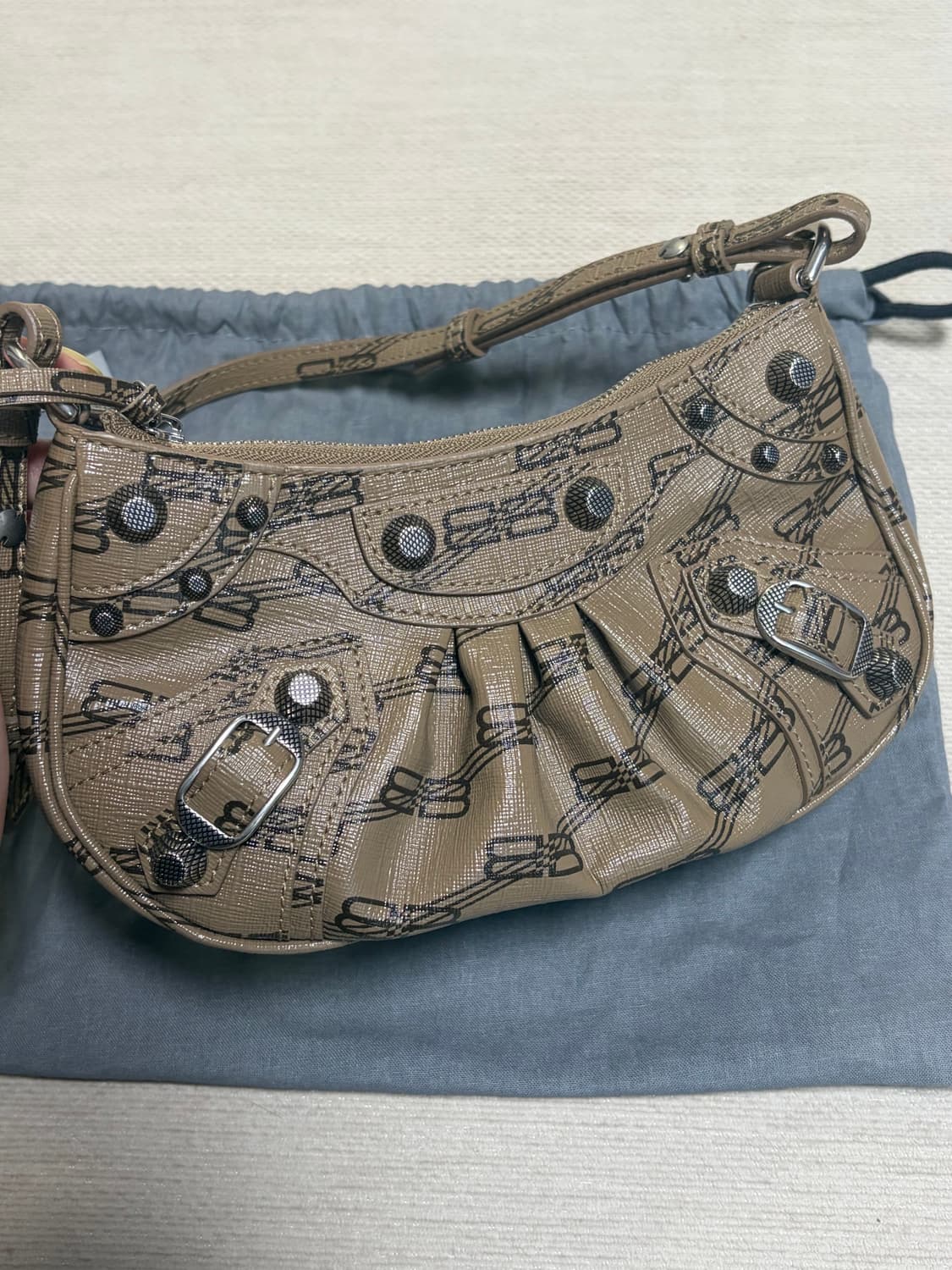 발렌시아가 르카골 체인 미니백 BB 모노그램 베이지 상품이미지3