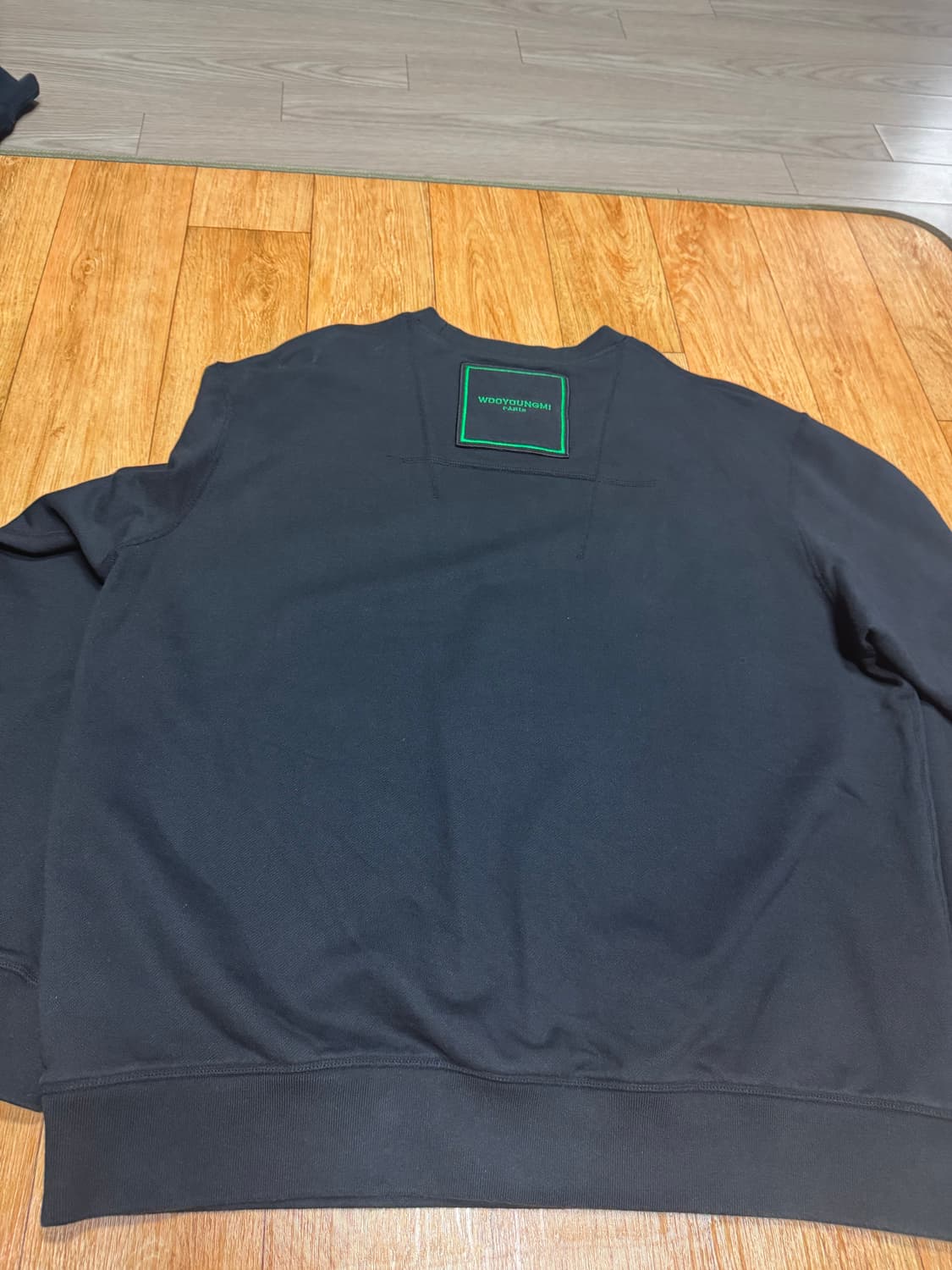 우영미 스퀘어 라벨 스웨트셔츠 블랙 - 22SS 상품이미지3