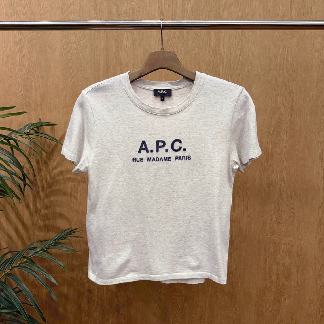 아페쎄 로고 자수 레터링 반팔 티셔츠 크루넥 라인 그레이 상품이미지1