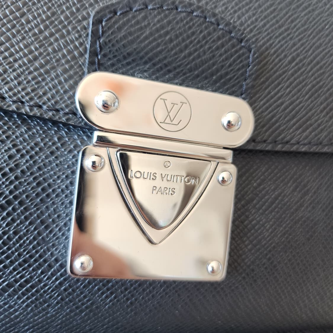 초민트급 루이비통 타이가 벨라야 클러치백 블랙 상품이미지2