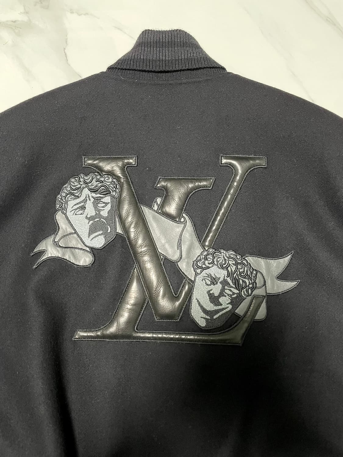 루이비통 엠보스 모노그램 레더 바시티 자켓 48 백화점택 상품이미지4