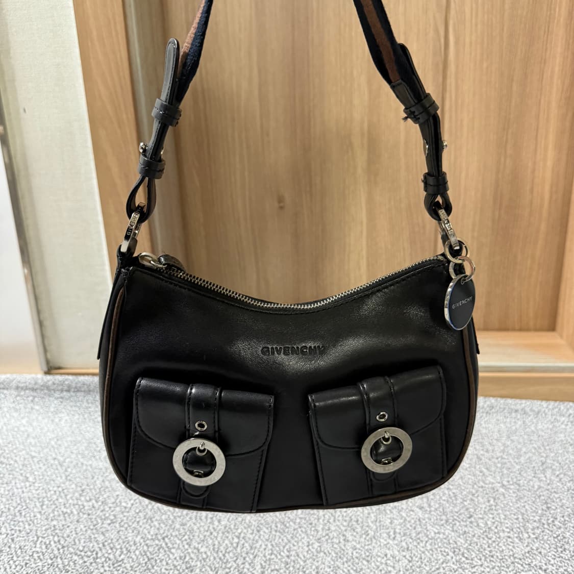 지방시 레더 크로스백 상품이미지7