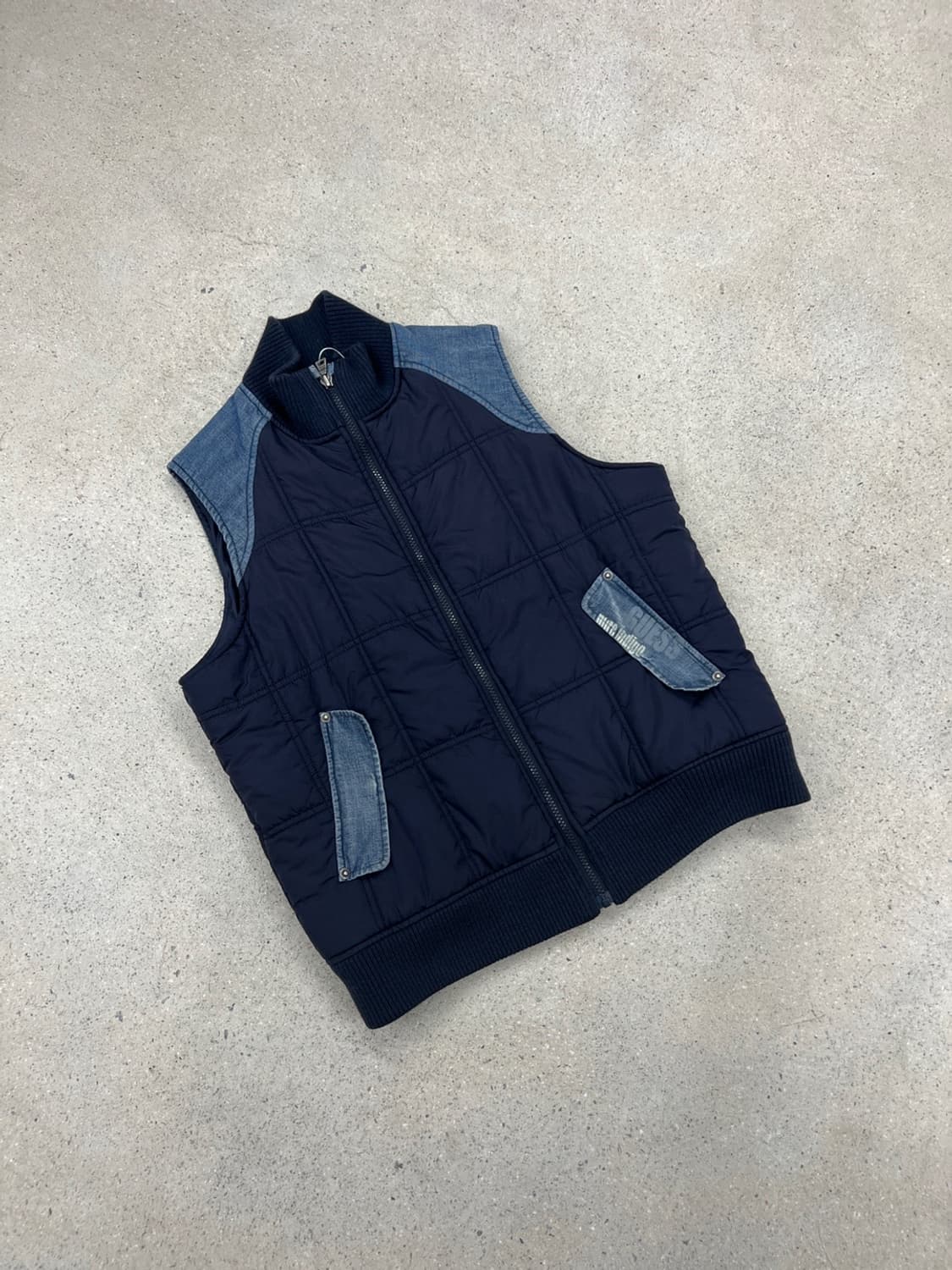 게스 90s 패브릭 믹스 패딩 베스트 상품이미지3