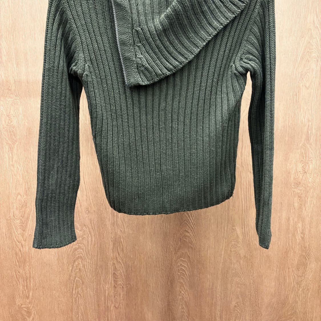 막스앤코 슬림핏 긴팔 골지 니트 비대칭 넥 플랩 카라 지퍼 디테일 카키 상품이미지5