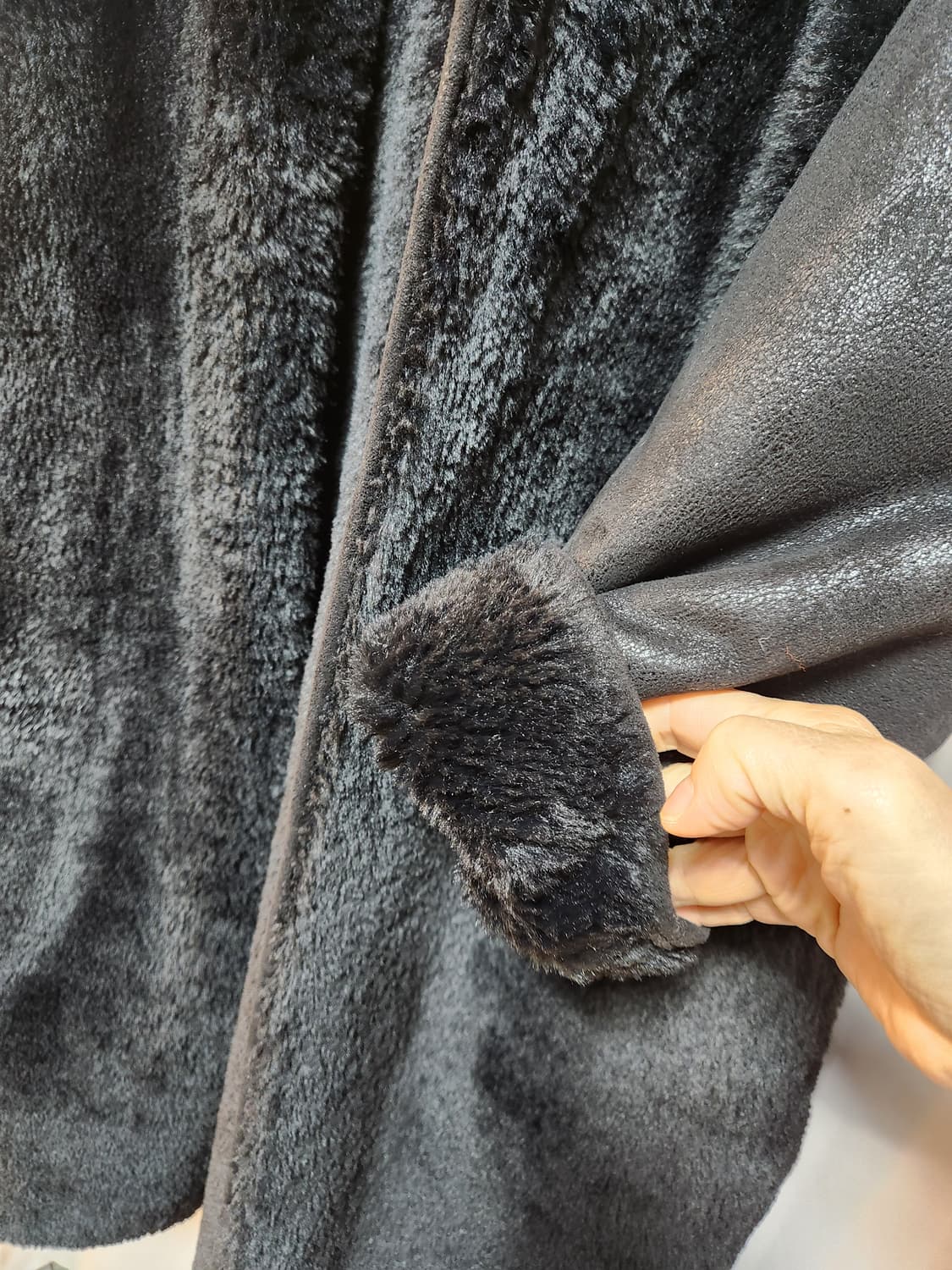 LIBERZEN 블랙 무스탕  코트 상품이미지4