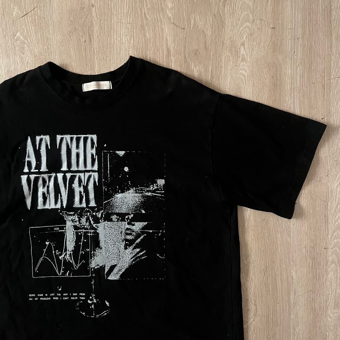 크림베이지 At the Velvet 반팔 티셔츠 상품이미지4