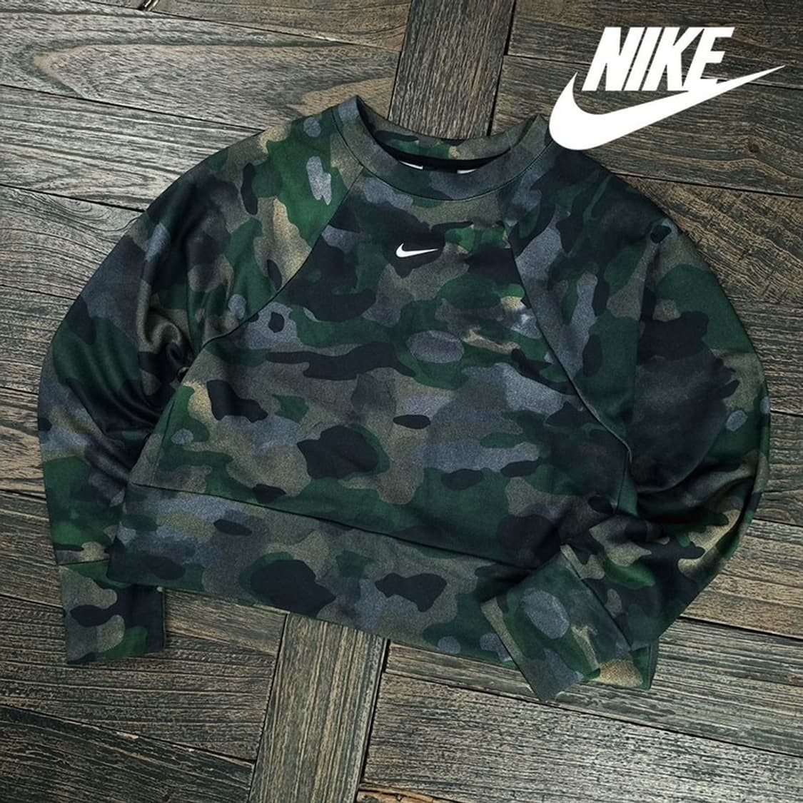 [나이키] 스우시 프린팅 카모 패턴 크롭 맨투맨 M19405 상품이미지1