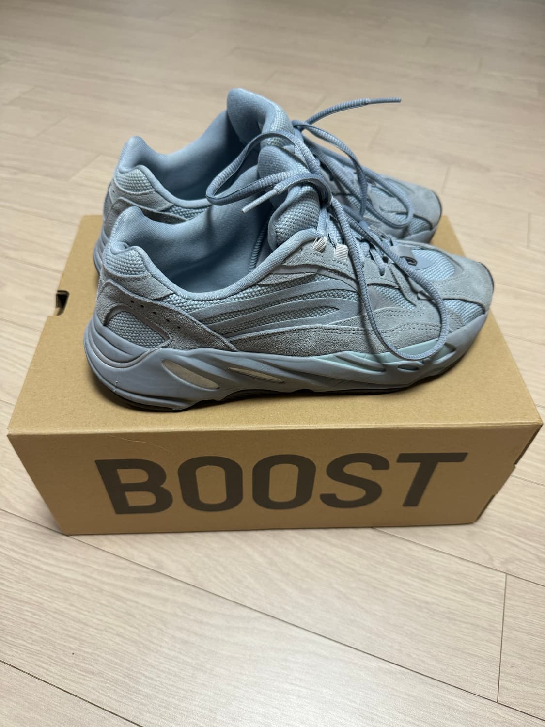 아디다스 이지부스트 700 v2 호스피탈 블루 팝니다 상품이미지2