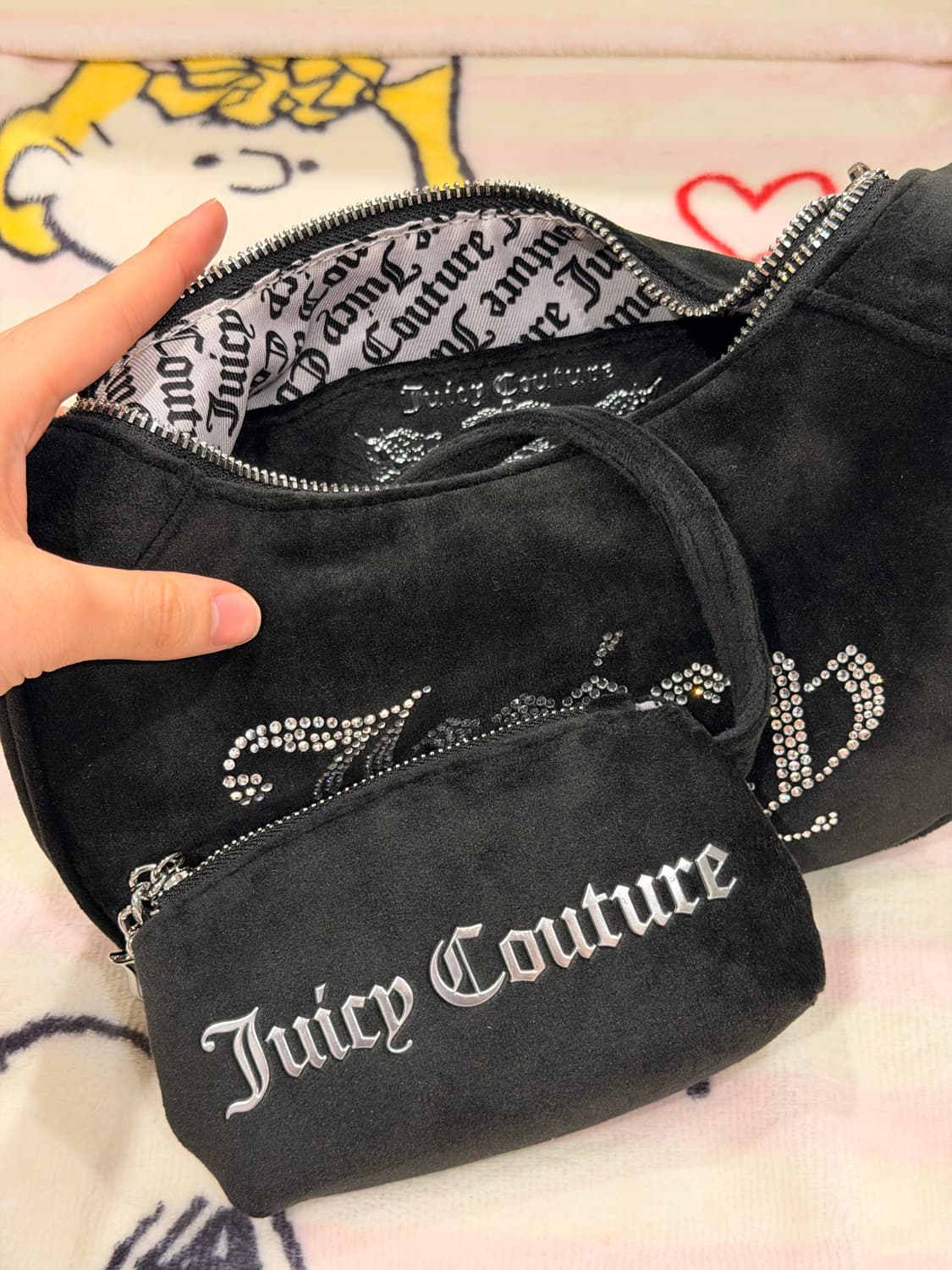 [신상✨프리뷰세일] 쥬시꾸뛰르 블랙 벨벳 체인호보백  상품이미지3