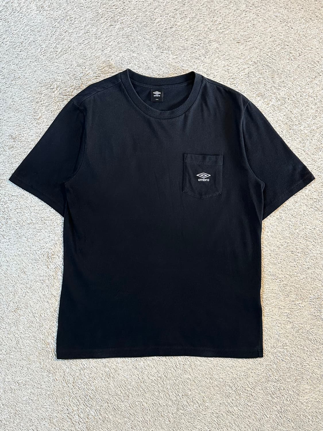 엄브로 UMBRO 원포켓 스몰로고 반팔 티셔츠 블랙 상품이미지1
