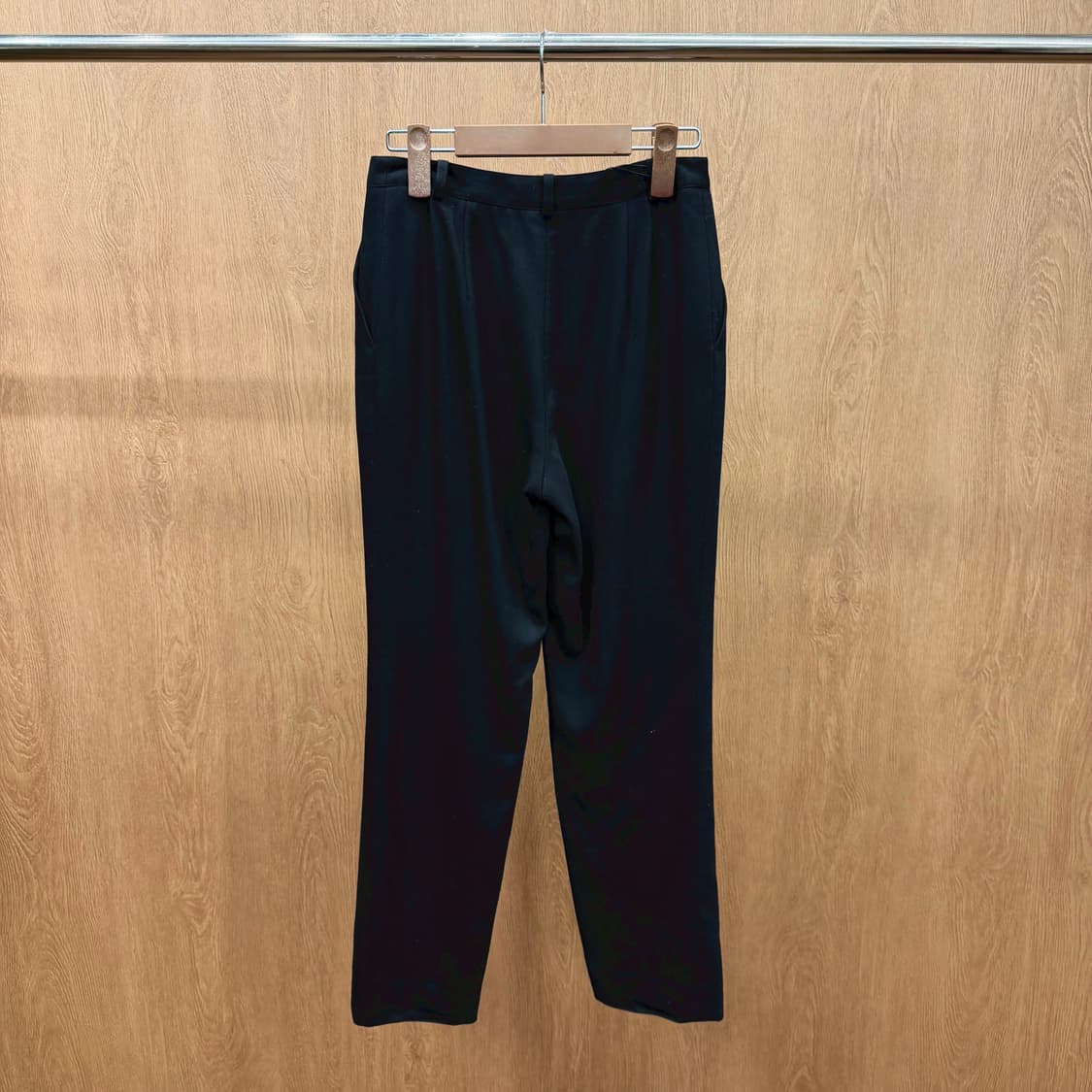 버버리 런던 울 슬랙스 팬츠 미니멀 무지 디테일 스트레이트핏 블랙 상품이미지3