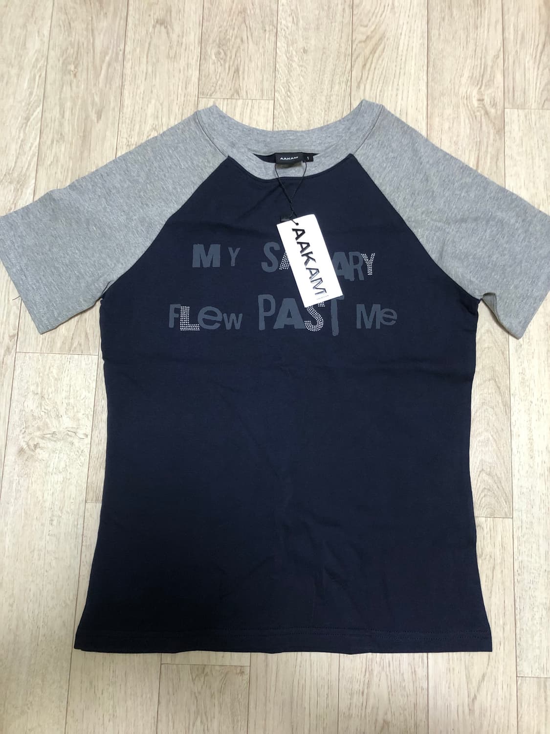 아캄 Rhinestone Graphic Raglan Half Top 상품이미지6