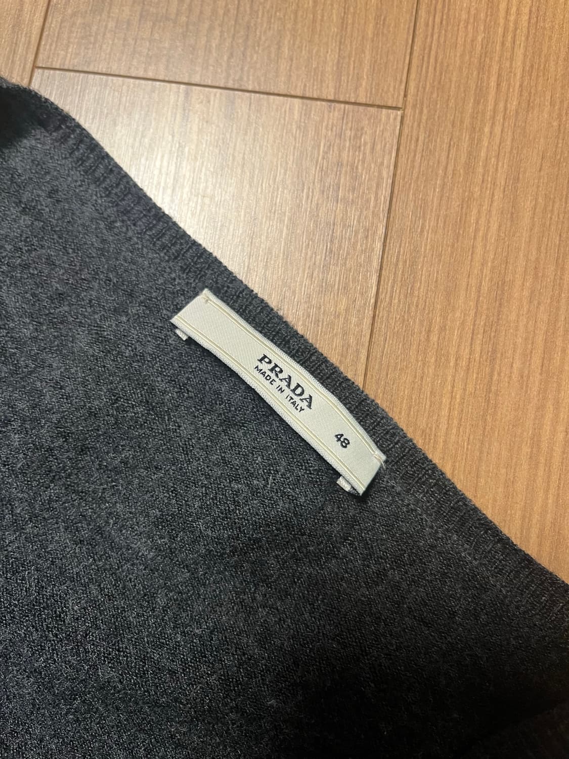 Prada v neck knit[48][착샷o] 상품이미지1