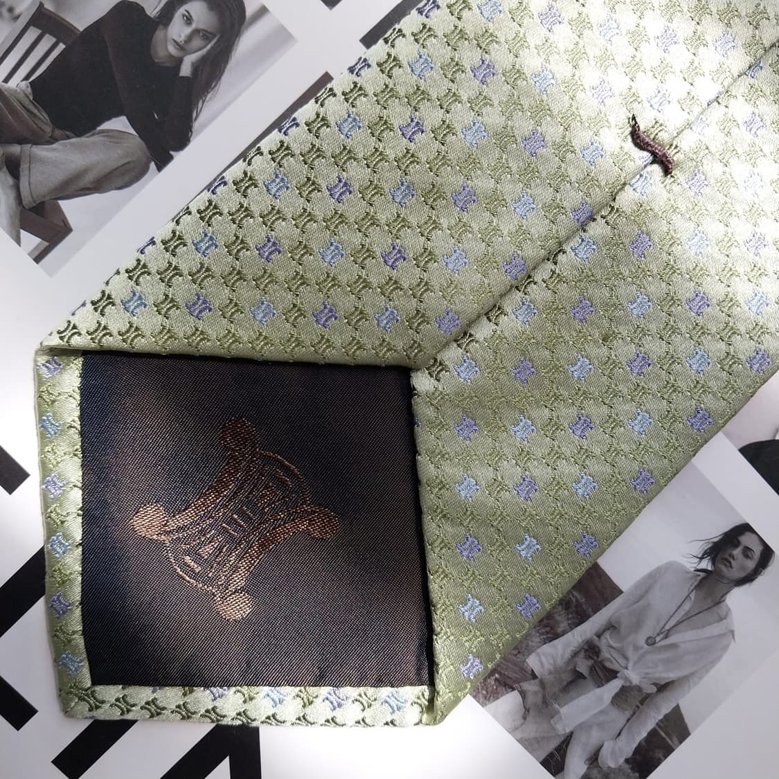 셀린느 실크 민트 트리오페 자수 넥타이 9.1cm A+등급 K2556
 상품이미지7