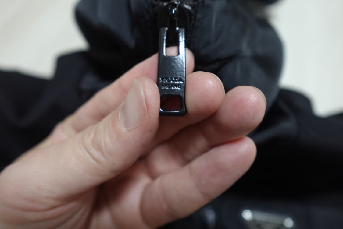 프라다 24 F/W 테크니컬 코튼 리나일론 자켓 블랙 M 상품이미지3