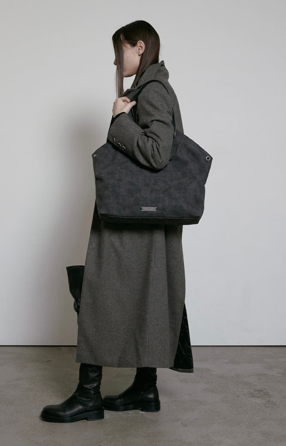 보헤미안서울 벨티드 셔링 레더 숄더백 [차콜 브라운] 상품이미지2