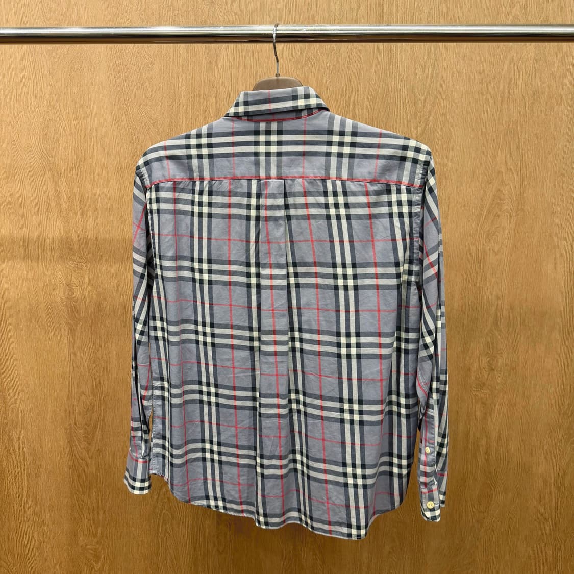 버버리 런던 코튼 긴팔 체크 셔츠 싱글 포켓 로고 자수 디테일 그레이 상품이미지3