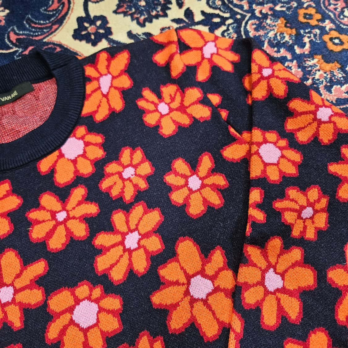 반에이크(VANAKE) 21FW 플라워 자카드 니트 스웨터 상품이미지3
